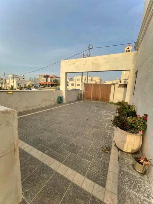 Contemporary Semi With Private Entrance In Khalda Apartment Amman