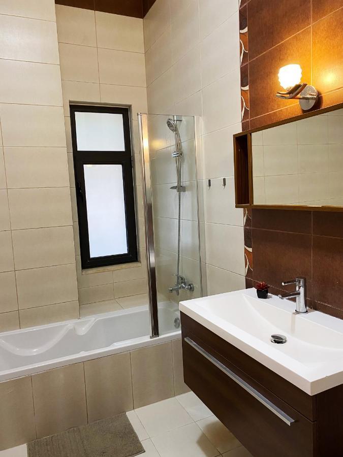 Apartment Contemporary Semi With Private Entrance In Khalda